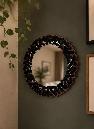 Specchio MIRROR della capsule CALLIGRAPHY con cornice nera tridimensionale appeso a una parete verde scuro.